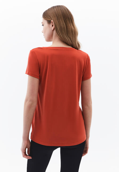 V Yaka Tişört ve Seamless Tayt Kombini