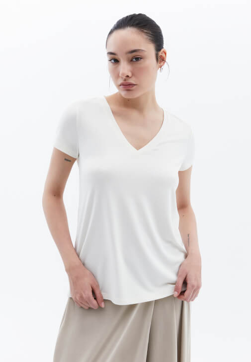 V Yaka Tişört ve Modal Yüksek Bel Pantolon Kombini