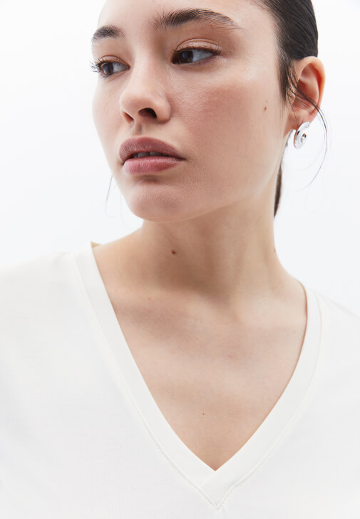 V Yaka Tişört ve Modal Yüksek Bel Pantolon Kombini