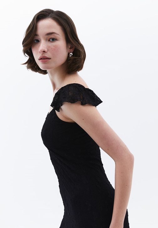 Volanlı Dantel Elbise ve Topuklu Terlik Kombini