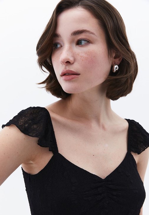 Volanlı Dantel Elbise ve Topuklu Terlik Kombini