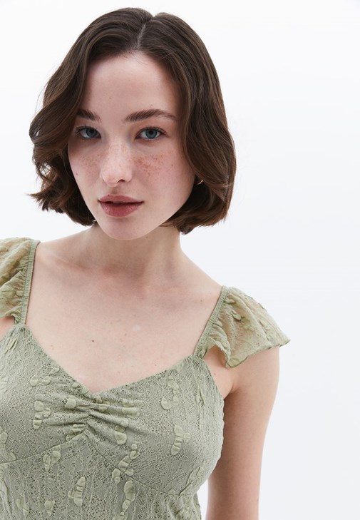 Volanlı Dantel Elbise ve Ayakkabı Kombini