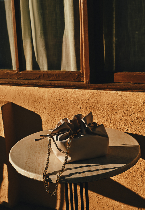  Büzgü Detaylı Çanta