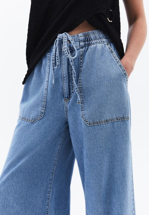 Yüksek Bel Denim Pantolon ve Modal Bluz Kombini