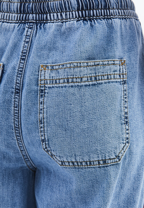 Yüksek Bel Denim Pantolon ve Modal Bluz Kombini