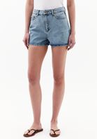 Yüksek Bel Denim Şort ve Tişört Kombini