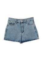 Yüksek Bel Denim Şort ve Tişört Kombini