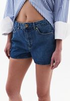Denim Şort ve Çizgili Gömlek Kombini