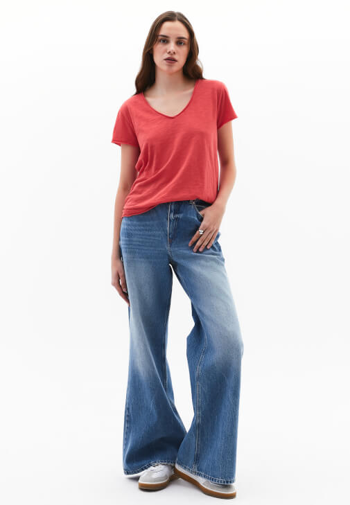 Pamuklu Tişört ve Bol Paça Denim Pantolon Kombini