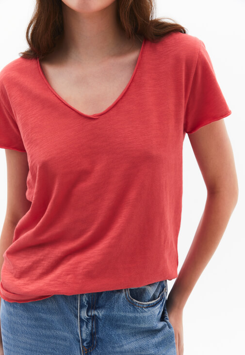 Pamuklu Tişört ve Bol Paça Denim Pantolon Kombini