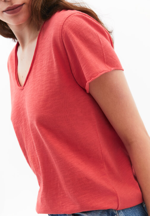 Pamuklu Tişört ve Bol Paça Denim Pantolon Kombini