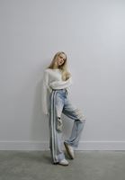 Denim Pantolon ve Pamuklu Tişört Kombini