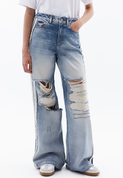 Denim Pantolon ve Pamuklu Tişört Kombini