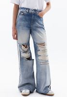 Denim Pantolon ve Pamuklu Tişört Kombini