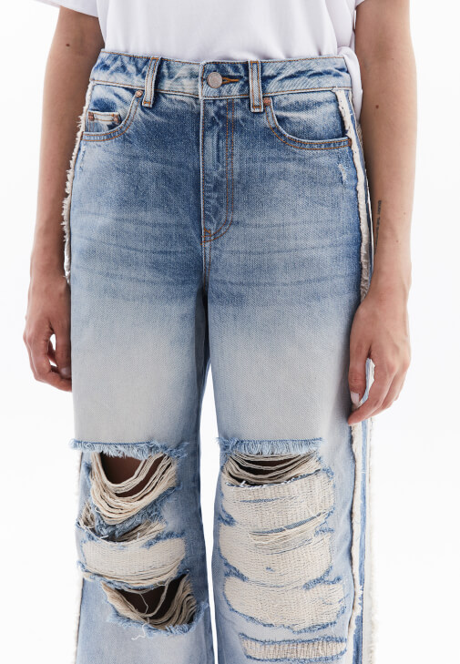 Denim Pantolon ve Pamuklu Tişört Kombini