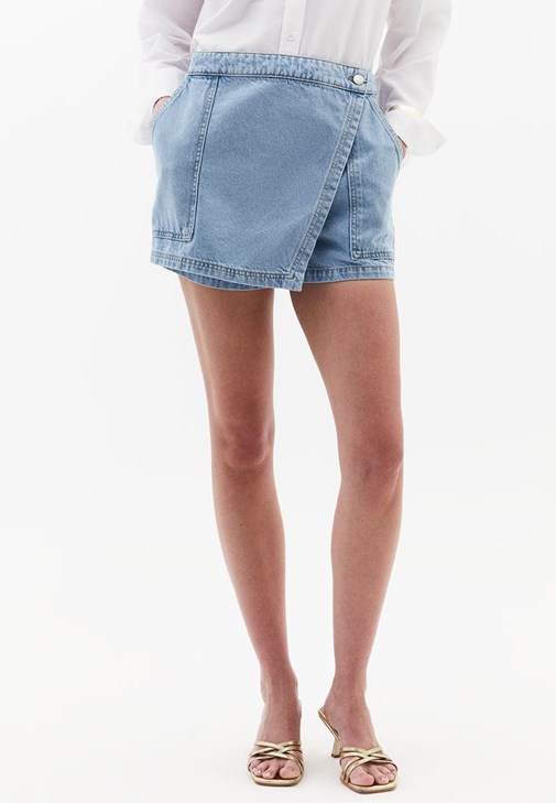Denim Şort Etek ve Gömlek Kombini