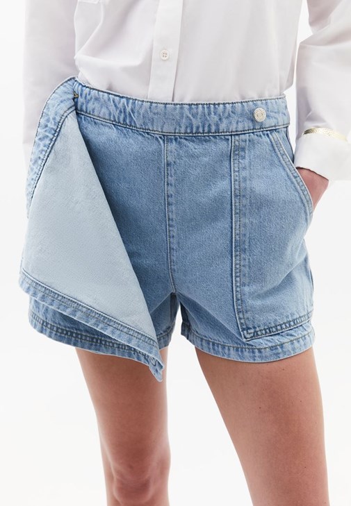 Denim Şort Etek ve Gömlek Kombini