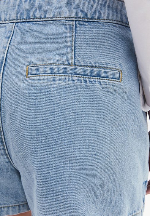 Denim Şort Etek ve Gömlek Kombini