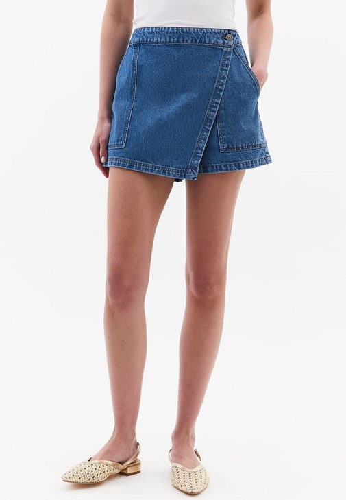 Denim Şort Etek ve Kare Yaka Atlet Kombini