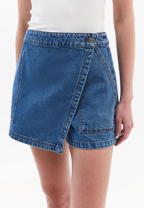 Denim Şort Etek ve Kare Yaka Atlet Kombini