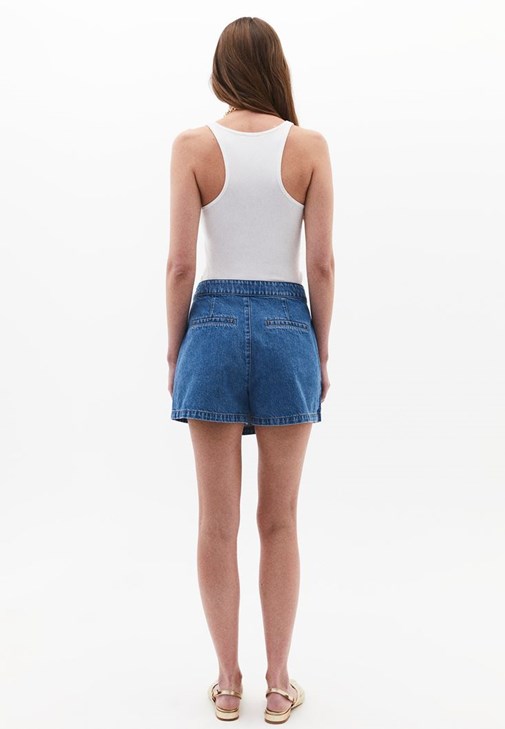 Denim Şort Etek ve Kare Yaka Atlet Kombini