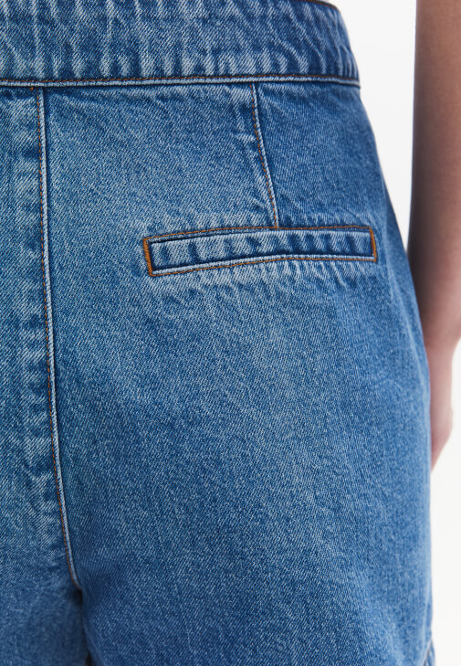 Denim Şort Etek ve Kare Yaka Atlet Kombini