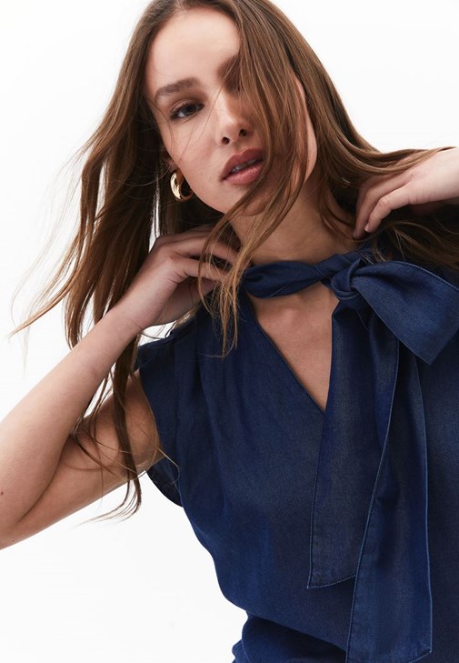 Yaka Detaylı Bluz ve Orta Bel Wide-Leg Pantolon Kombini