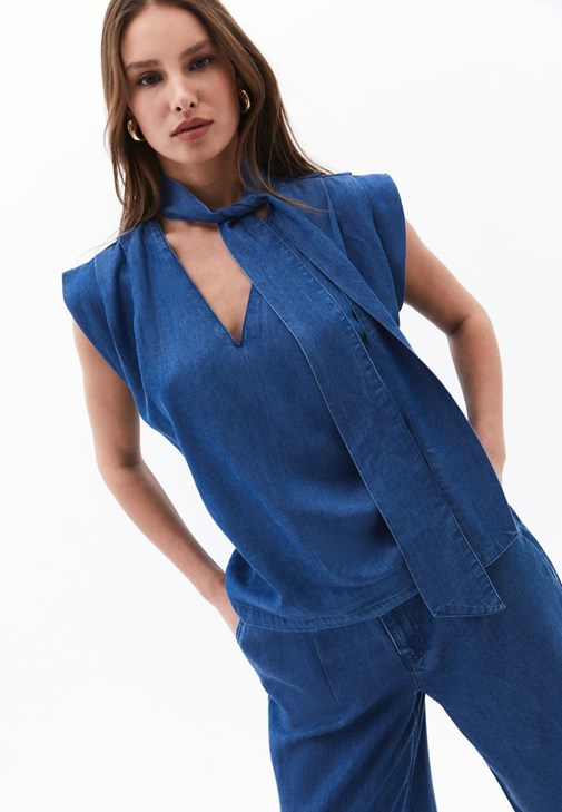 Yaka Detaylı Bluz ve Wide-Leg Denim Pantolon Kombini