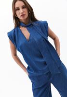 Yaka Detaylı Bluz ve Wide-Leg Denim Pantolon Kombini