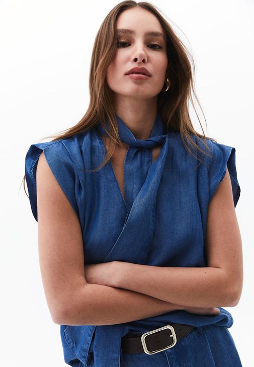 Yaka Detaylı Bluz ve Wide-Leg Denim Pantolon Kombini