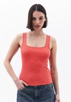 Aksesuarlı Kare Yaka Atlet ve Barrel-Fit Pantolon Kombini
