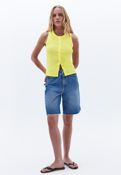 Çıtçıtlı Atlet ve Boyfriend Pantolon Kombini