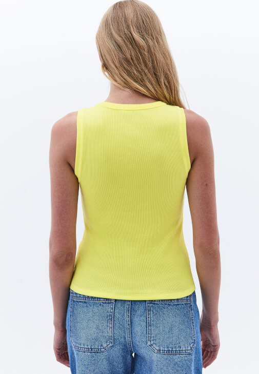 Çıtçıtlı Atlet ve Boyfriend Pantolon Kombini