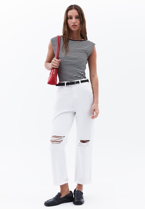 Bot Yaka Çizgili Tişört ve Straight-Fit Pantolon Kombini