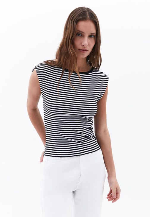 Bot Yaka Çizgili Tişört ve Straight-Fit Pantolon Kombini