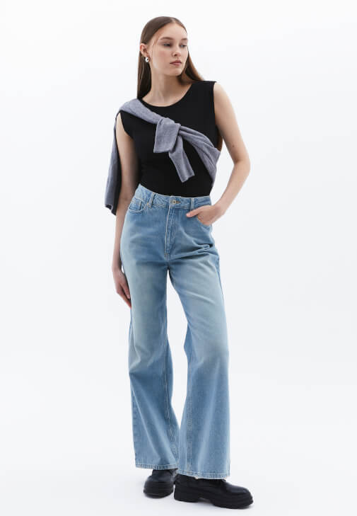 Bot Yaka Tişört ve Yüksek Bel Denim Pantolon Kombini