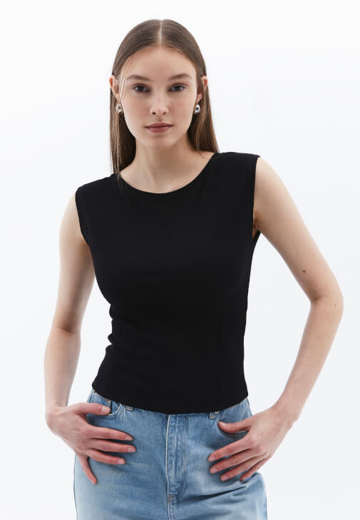 Bot Yaka Tişört ve Yüksek Bel Denim Pantolon Kombini