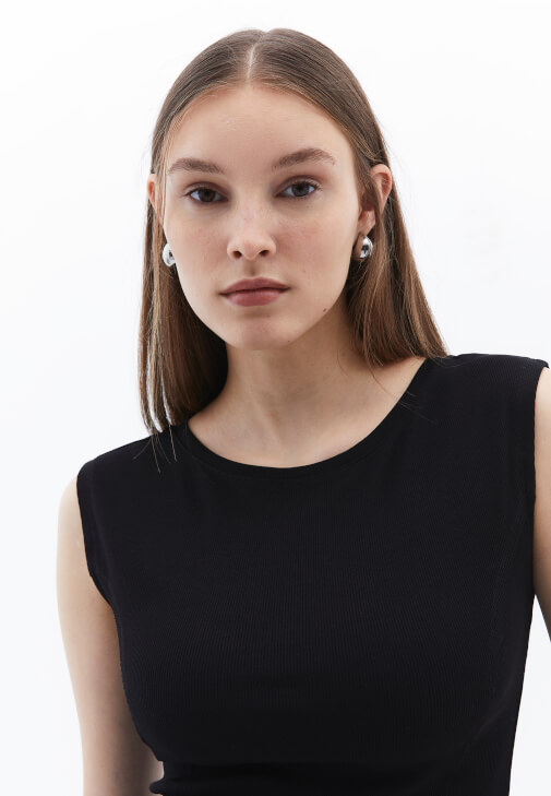 Bot Yaka Tişört ve Yüksek Bel Denim Pantolon Kombini