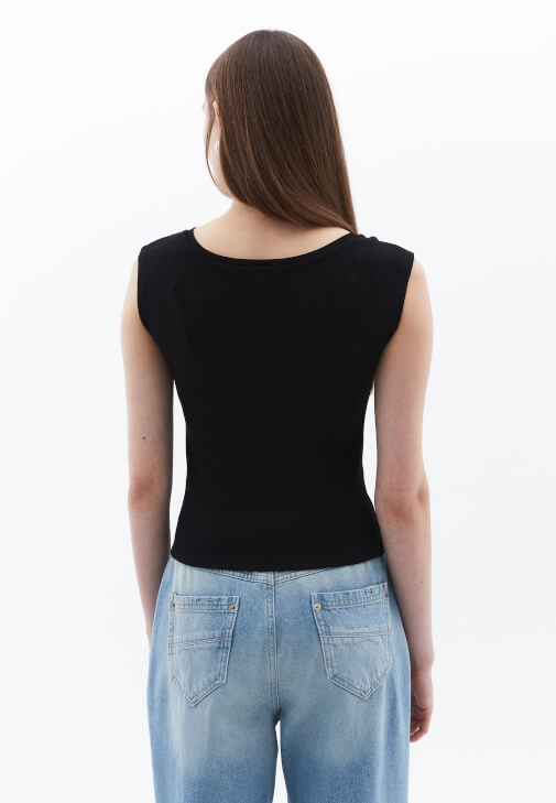 Bot Yaka Tişört ve Yüksek Bel Denim Pantolon Kombini