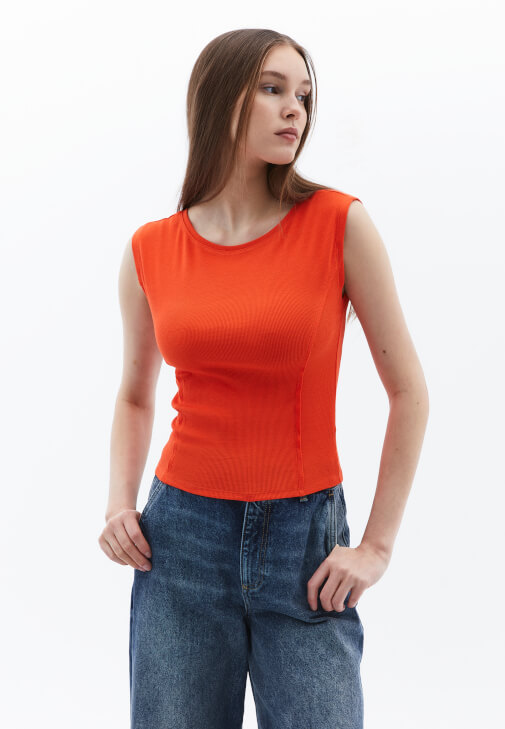 Bot Yaka Tişört ve Orta Bel Denim Kombini