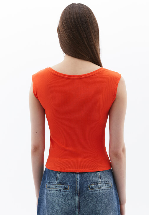 Bot Yaka Tişört ve Orta Bel Denim Kombini