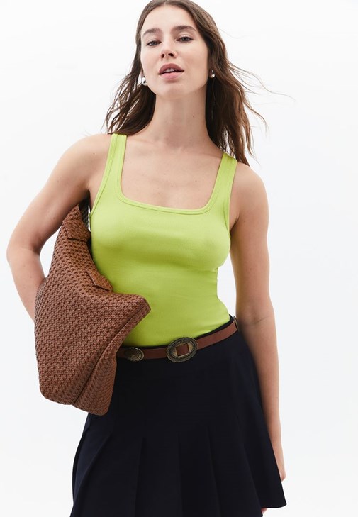 Yeşil Kare Yaka Atlet