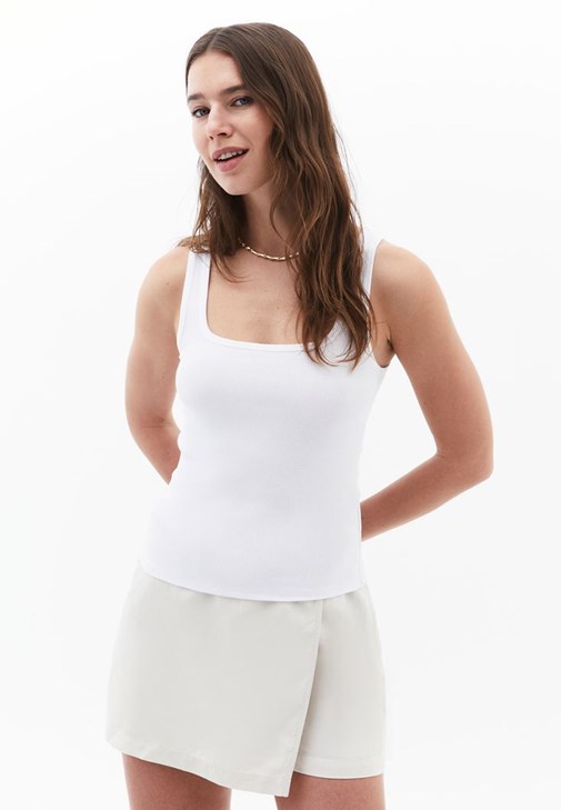 Kare Yaka Atlet ve Keten Şort Etek Kombini