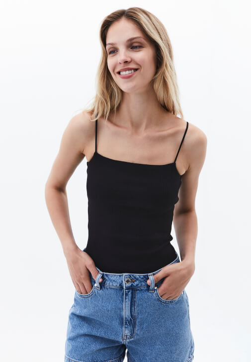 Pamuklu Askılı Atlet ve Denim Şort Kombini