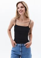 Pamuklu Askılı Atlet ve Denim Şort Kombini