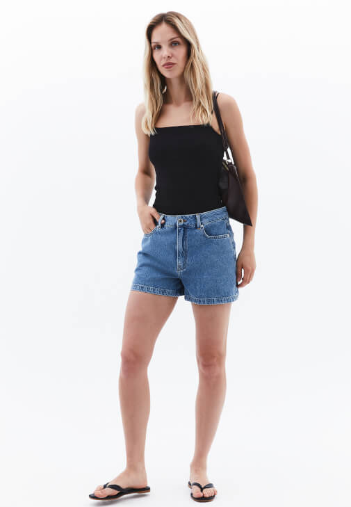 Pamuklu Askılı Atlet ve Denim Şort Kombini