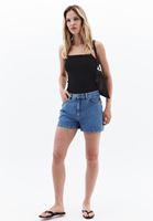 Pamuklu Askılı Atlet ve Denim Şort Kombini