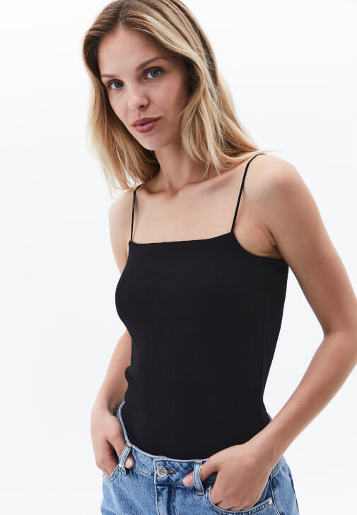 Pamuklu Askılı Atlet ve Denim Şort Kombini