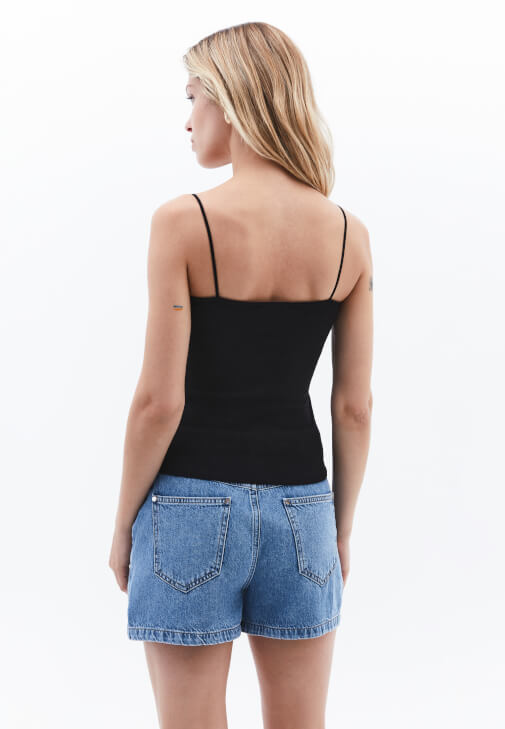 Pamuklu Askılı Atlet ve Denim Şort Kombini