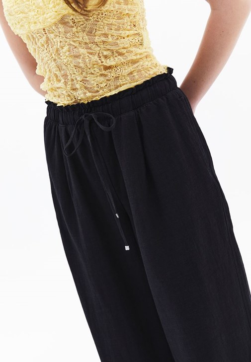 Keten Karışımlı Pantolon ve Dantel Bluz Kombini